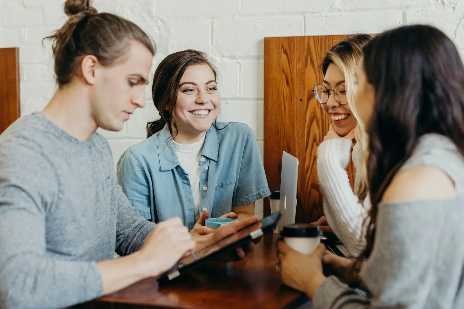 Un groupe d'étudiants pratiquant la conversation en anglais dans un environnement convivial.