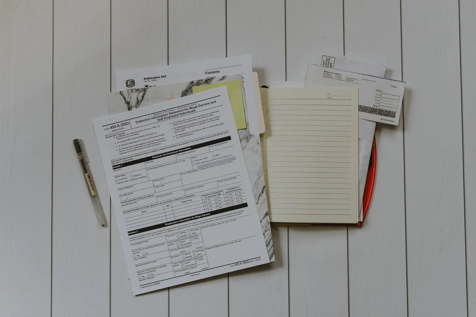 Un CV formaté professionnellement sur un bureau à côté d'un passeport et d'un ordinateur portable, prêt pour les candidatures internationales.