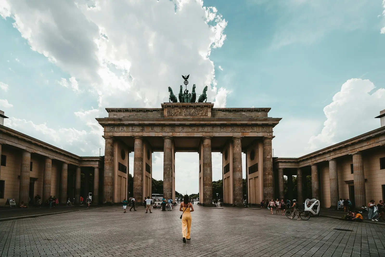 Un spécialiste IT travaillant sur un système informatique, une Ausbildung populaire en Allemagne pour les Marocains.